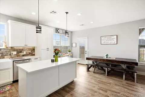 Kitchen - 79 Wilson Loop, Durant, OK 74701 photo 5 of 5