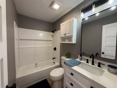 Bath - 702 6th Ave, Warner, OK 74469 photo 1 of 2