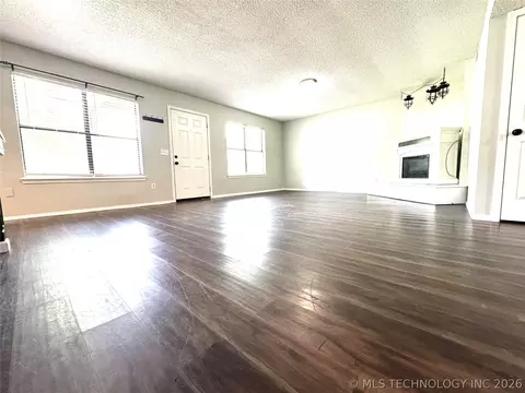 Living - 1109 Palmer Ln, Eufaula, OK 74432 photo 3 of 4