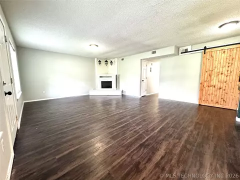 Living - 1109 Palmer Ln, Eufaula, OK 74432 photo 2 of 4