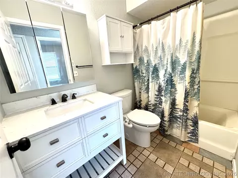 Bath - 1109 Palmer Ln, Eufaula, OK 74432 photo 1 of 1