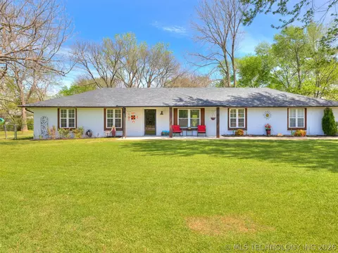 7033 E Battenfield Dr, Claremore, OK 74019