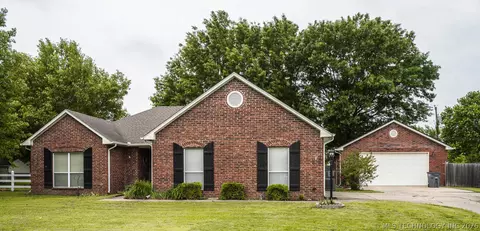 25296 S Valley Dr, Claremore, OK 74019