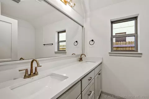 Bath - 7109 E Queens St, Broken Arrow, OK 74014 photo 4 of 6