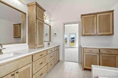 Entry Way - 7109 E Queens St, Broken Arrow, OK 74014 photo 5 of 6