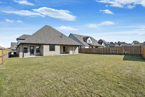 Exterior - 7109 E Queens St, Broken Arrow, OK 74014 photo 3 of 4