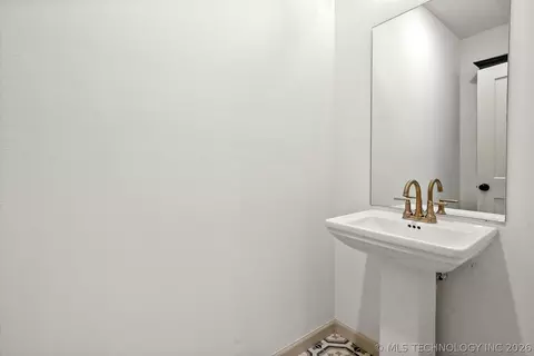 Bath - 7109 E Queens St, Broken Arrow, OK 74014 photo 5 of 6