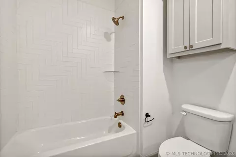 Bath - 7109 E Queens St, Broken Arrow, OK 74014 photo 3 of 6