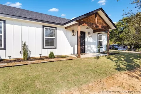 108 NE 1st St, Fort Towson, OK 74735