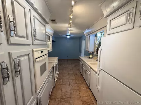 Kitchen - 5202 Pheasant Run Rd, Durant, OK 74701 photo 2 of 2