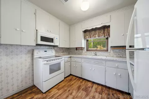 Kitchen - 5769 E 29th St, Tulsa, OK 74114 photo 3 of 3