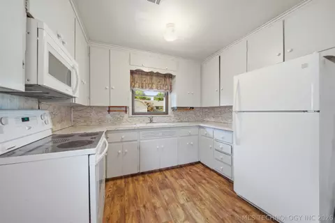 Kitchen - 5769 E 29th St, Tulsa, OK 74114 photo 2 of 3
