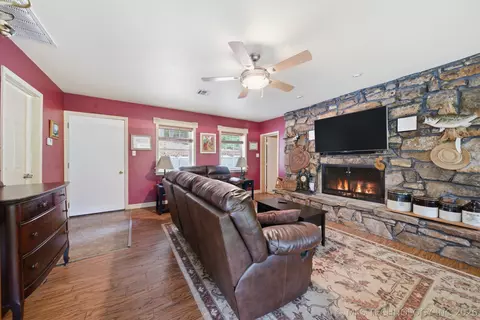 Living - 4248 W Pilot Dr, Hulbert, OK 74441 photo 2 of 6