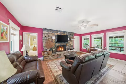 Living - 4248 W Pilot Dr, Hulbert, OK 74441 photo 6 of 6
