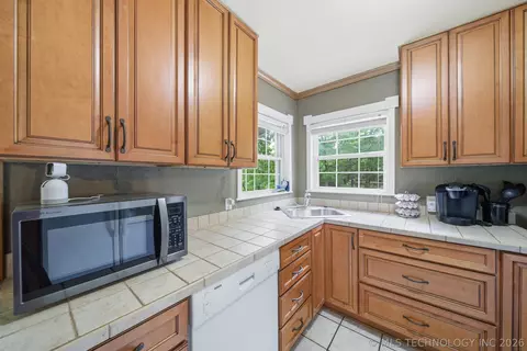 Kitchen - 4248 W Pilot Dr, Hulbert, OK 74441 photo 2 of 4
