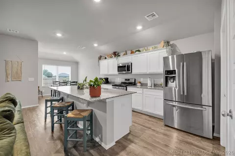 Kitchen - 23317 E 114th St S, Broken Arrow, OK 74014 photo 2 of 5