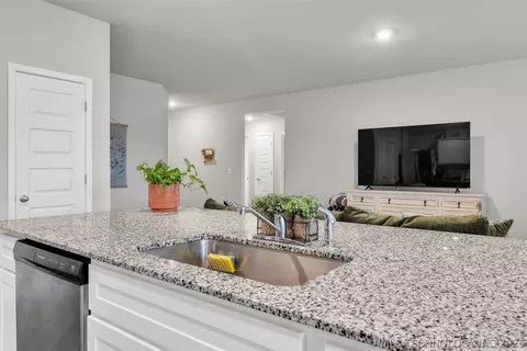 Kitchen - 23317 E 114th St S, Broken Arrow, OK 74014 photo 4 of 5