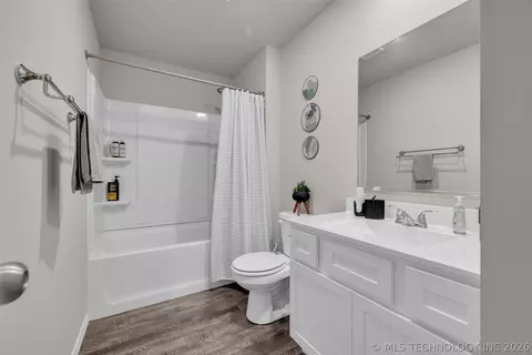 Bath - 23317 E 114th St S, Broken Arrow, OK 74014 photo 2 of 2