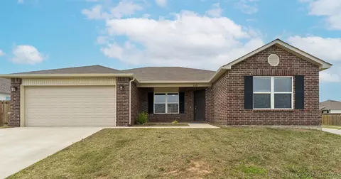 2001 S Lubbock Dr, Claremore, OK 74019