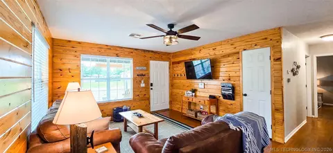 Living - 56 Delaware St, Eufaula, OK 74432 photo 3 of 4