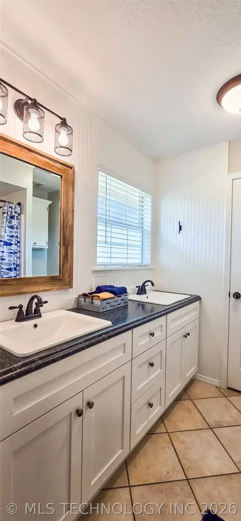 Bath - 56 Delaware St, Eufaula, OK 74432 photo 3 of 15
