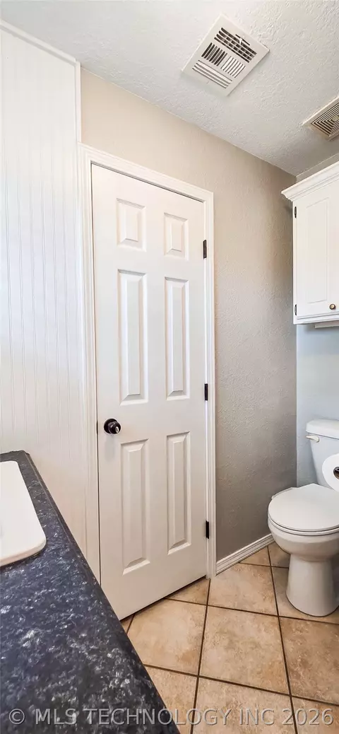 Bath - 56 Delaware St, Eufaula, OK 74432 photo 8 of 15