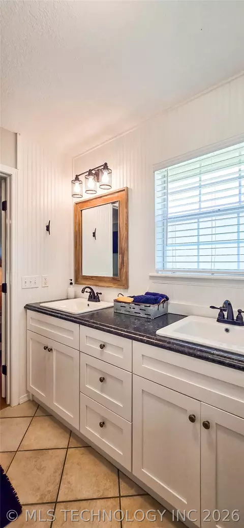 Bath - 56 Delaware St, Eufaula, OK 74432 photo 4 of 15