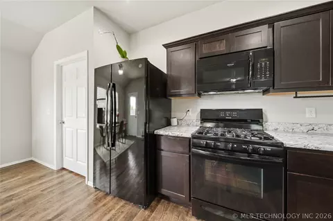 Kitchen - 1609 S 31st Ct, Broken Arrow, OK 74014 photo 5 of 5