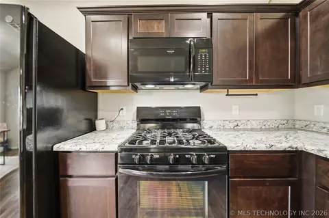 Kitchen - 1609 S 31st Ct, Broken Arrow, OK 74014 photo 4 of 5