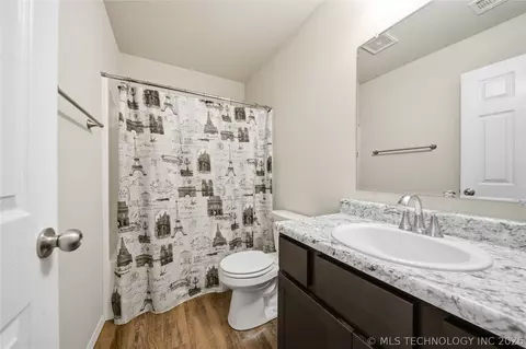 Bath - 1609 S 31st Ct, Broken Arrow, OK 74014 photo 2 of 2