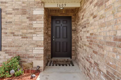 Entry Way - 1609 S 31st Ct, Broken Arrow, OK 74014 photo 1 of 3
