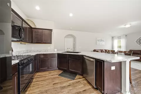 Kitchen - 1609 S 31st Ct, Broken Arrow, OK 74014 photo 2 of 5