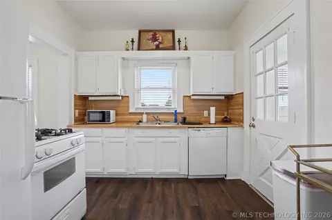 Kitchen - 2803 E 3rd St, Tulsa, OK 74104 photo 1 of 3