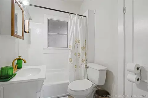 Bath - 2803 E 3rd St, Tulsa, OK 74104 photo 1 of 1