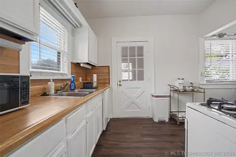 Kitchen - 2803 E 3rd St, Tulsa, OK 74104 photo 3 of 3