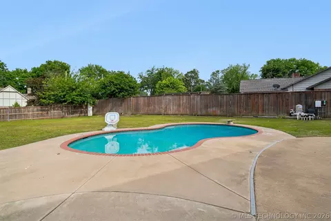 Exterior - 3215 E 61st St, Tulsa, OK 74136 photo 6 of 13