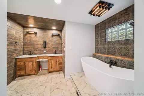 Bath - 3215 E 61st St, Tulsa, OK 74136 photo 6 of 8
