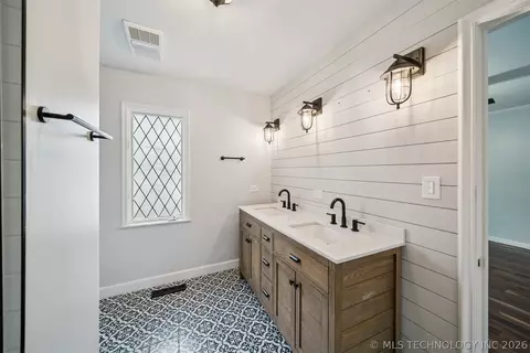 Bath - 3215 E 61st St, Tulsa, OK 74136 photo 4 of 8
