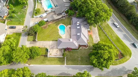 View/Area - 3215 E 61st St, Tulsa, OK 74136 photo 6 of 6