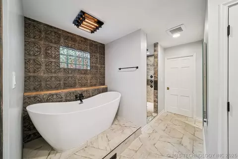 Bath - 3215 E 61st St, Tulsa, OK 74136 photo 7 of 8