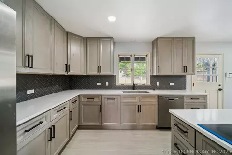 Kitchen - 3215 E 61st St, Tulsa, OK 74136 photo 5 of 6
