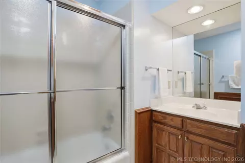 Bath - 3413 E 58th Pl, Tulsa, OK 74135 photo 7 of 9