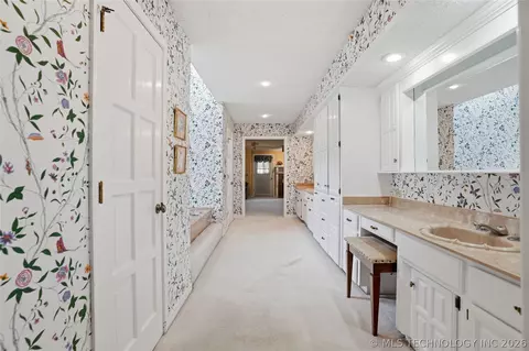 Entry Way - 3413 E 58th Pl, Tulsa, OK 74135 photo 3 of 5