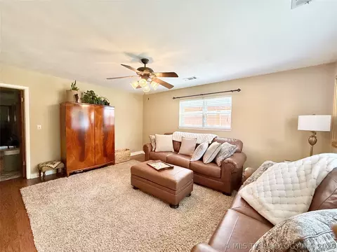 Living - 8556 E 32nd St, Tulsa, OK 74145 photo 1 of 2