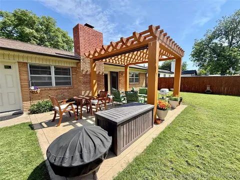 Exterior - 8556 E 32nd St, Tulsa, OK 74145 photo 6 of 11