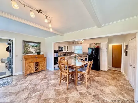 Dining - 8556 E 32nd St, Tulsa, OK 74145 photo 2 of 3