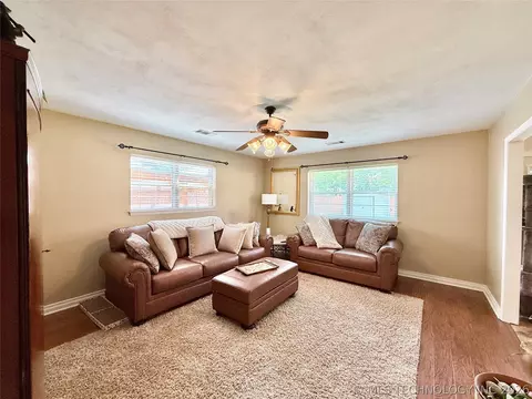 Living - 8556 E 32nd St, Tulsa, OK 74145 photo 2 of 2