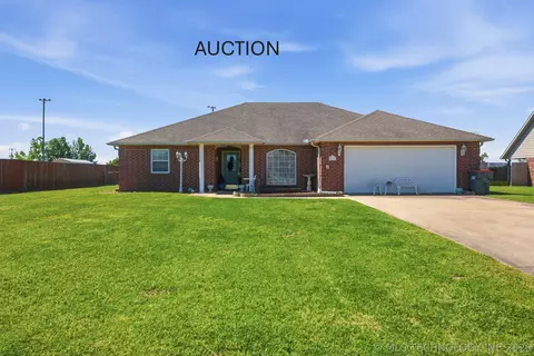 802 E 10th Ter, Grove, OK 74344