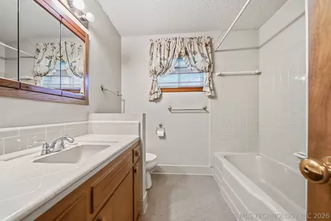 Bath - 5355 E 30th St, Tulsa, OK 74114 photo 2 of 2