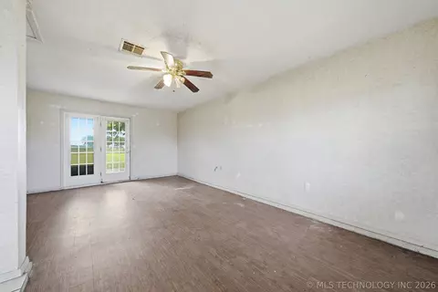 Living - 422 E 25th St, Okmulgee, OK 74447 photo 6 of 8